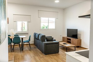 TV - Apartment 'Feeling Doñana' with Private Pool, Wi-Fi, and Air Conditioning (Villamanrique de la Condesa)