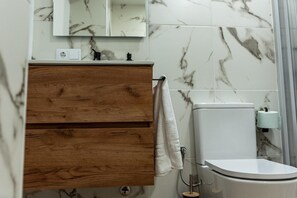 Shower, hair dryer, towels - Apartment 'Feeling Doñana' with Private Pool, Wi-Fi, and Air Conditioning (Villamanrique de la Condesa)