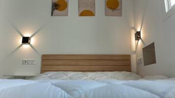 Een strijkplank/strijkijzer, wifi, beddengoed