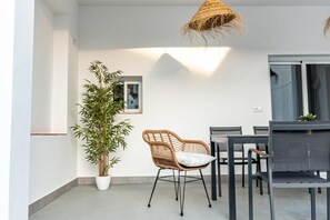 Outdoor dining - Apartment 'Feeling Doñana' with Private Pool, Wi-Fi, and Air Conditioning (Villamanrique de la Condesa)