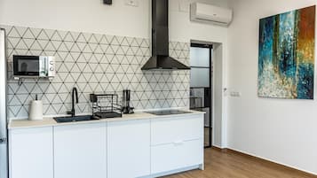 Kühlschrank, Mikrowelle, Herdplatte, Wasserkocher mit Kaffee-/Teezubehör