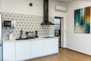 Jääkaappi, mikroaaltouuni, liesi, kahvin-/teenkeitin