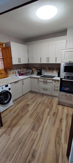 Fridge, microwave, oven, stovetop - Casa Rural Marta with Mountain Views, Pool, and Air Conditioning (Zuheros)