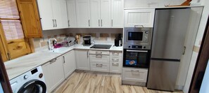 Kylskåp, mikrovågsugn, ugn och spishäll