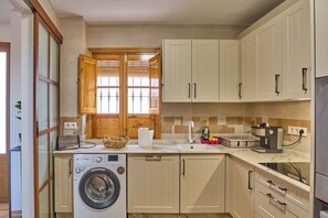 Fridge, microwave, oven, stovetop - Casa Rural Marta with Mountain Views, Wi-Fi and Air Conditioning (Zuheros)