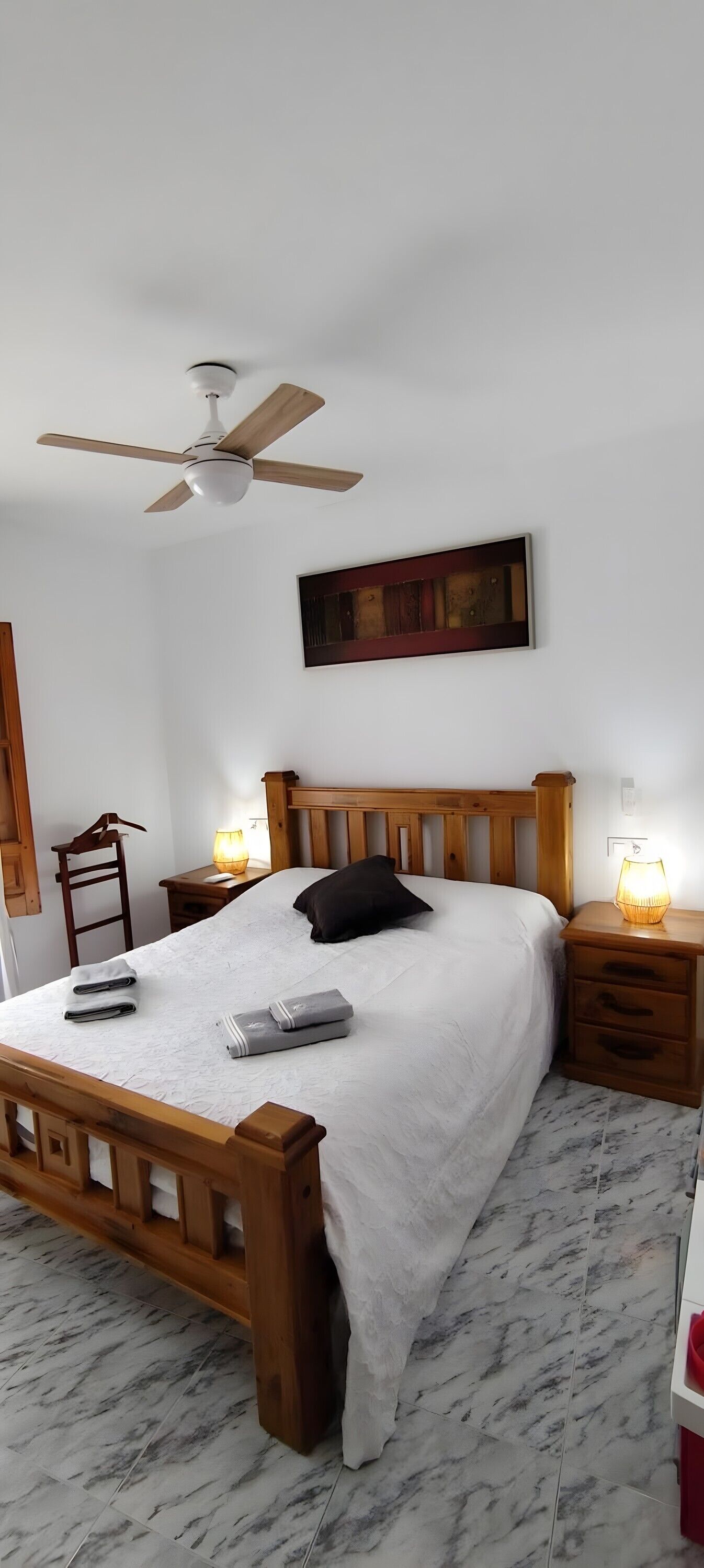 Tabla de planchar con plancha, wifi, ropa de cama