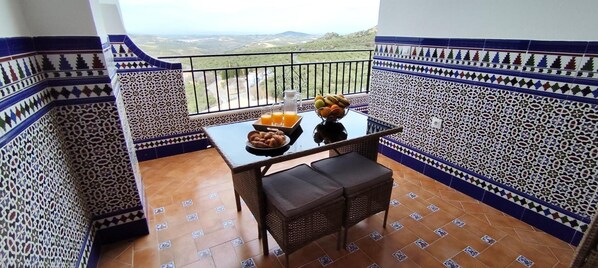 Outdoor dining - Casa Rural Marta with Mountain Views, Pool, and Air Conditioning (Zuheros)