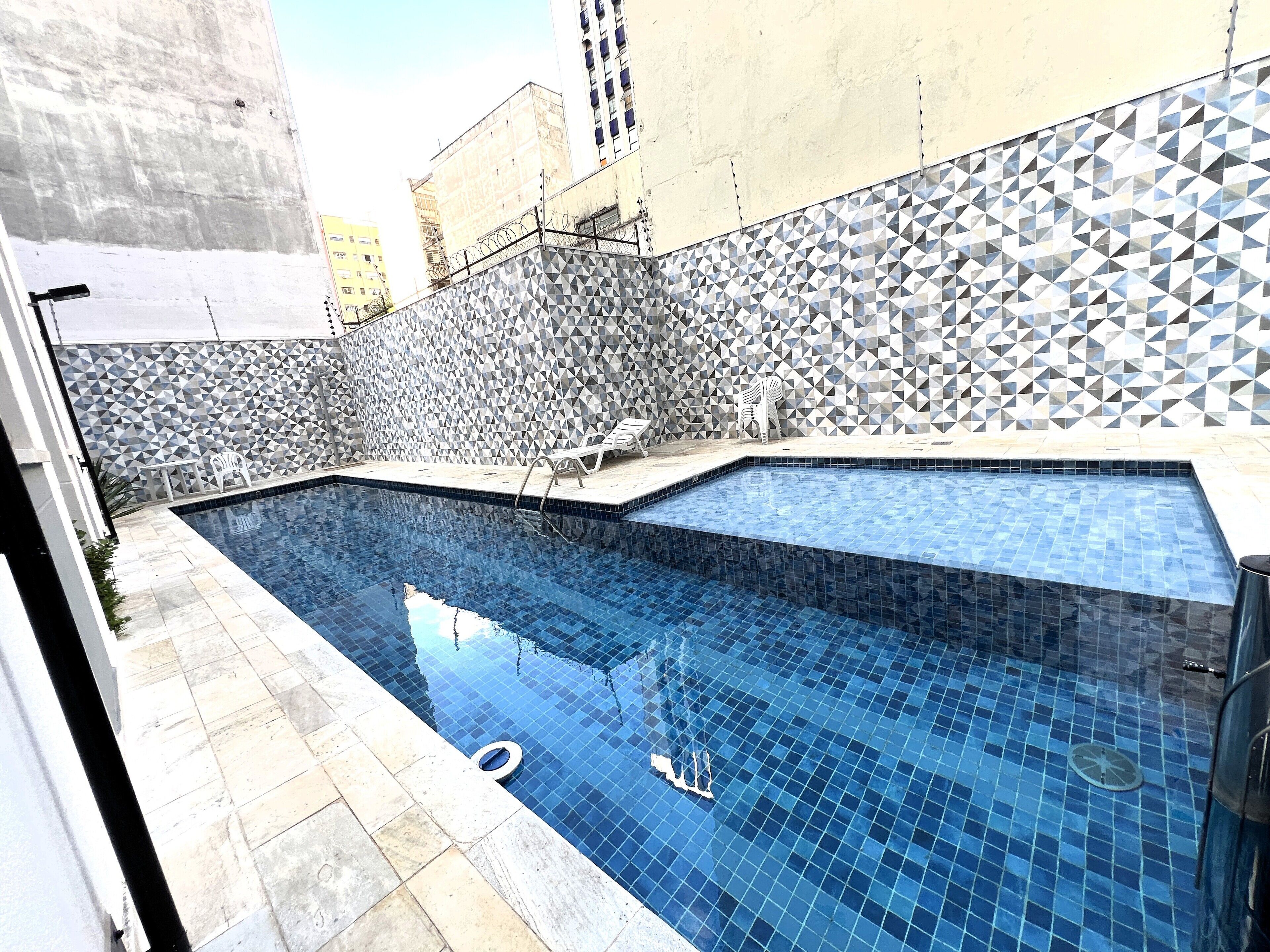 Una piscina al aire libre