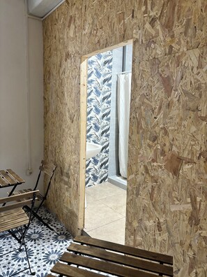 Máy sấy tóc, khăn tắm, giấy vệ sinh 