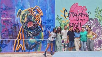 A mural with a dog and the text "Coração sin Fronte!"