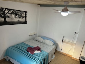 Habitación básica doble, vista al patio | Wifi gratis 