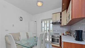 House | Private kitchen - Villa With Tennis Court, gym and Sauna (Muc)
