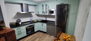 Kjøleskap, mikrobølgeovn, ovn og kokeplater