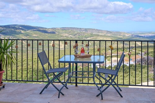 Casa Rural Emma: Vistas a la Montaña, Piscina y Aire Acondicionado