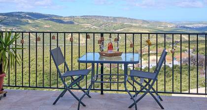 Casa Rural Emma: Vistas a la Montaña, Piscina y Aire Acondicionado