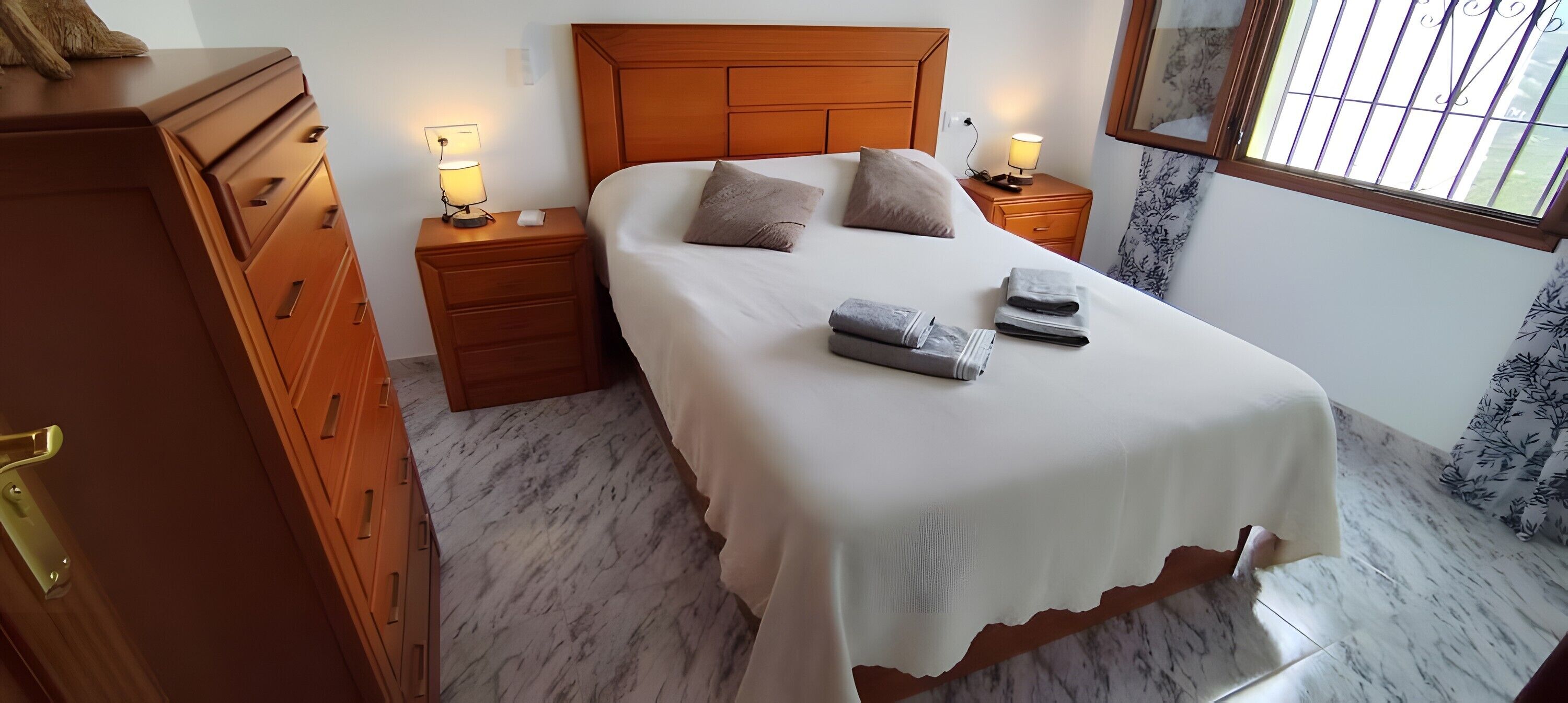 Tabla de planchar con plancha, wifi, ropa de cama