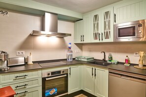 Kühlschrank, Mikrowelle, Ofen, Herdplatte
