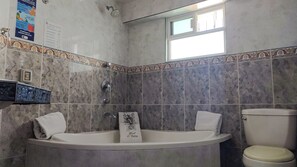 Comfort Triple Room | Bathroom - Hotel El Baron (León)