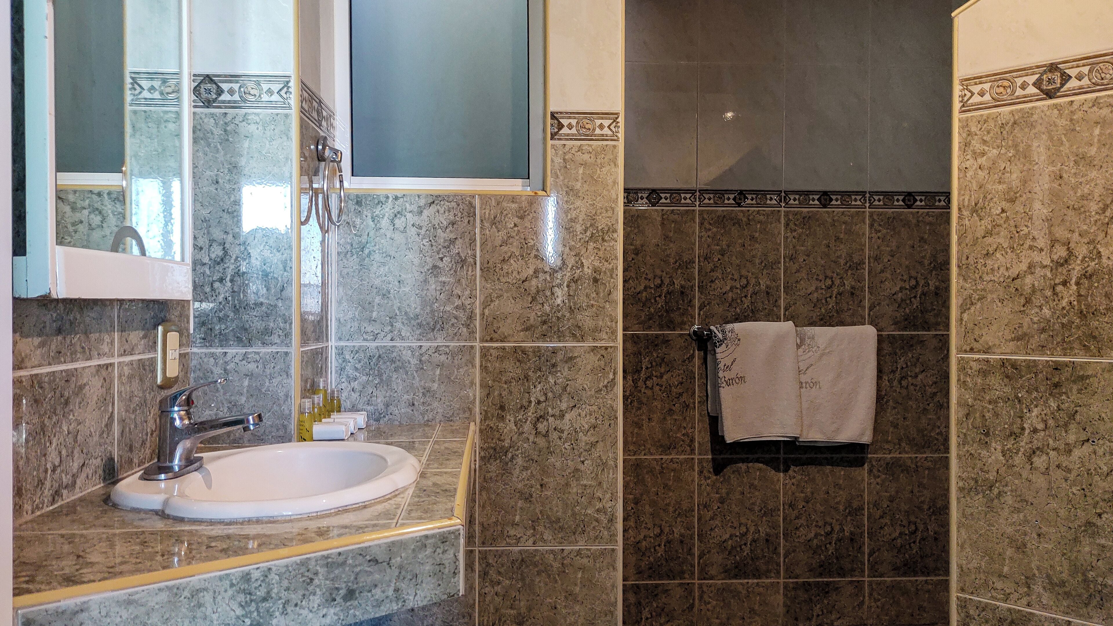 Toallas, jabón, shampoo, papel higiénico