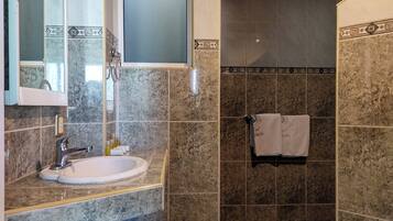 Toallas, jabón, shampoo, papel de baño