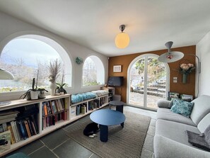 Fernseher, Kamin, Bücher