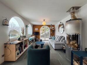 Televisión, chimenea y libros