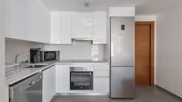 Køleskab, mikrobølgeovn, ovn, kogeplade