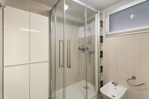 Dusche, Haartrockner, Handtücher