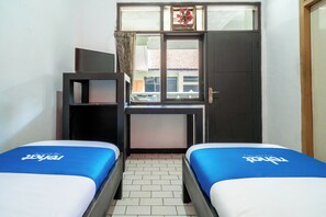 Standard Twin Room | Bathroom | Towels