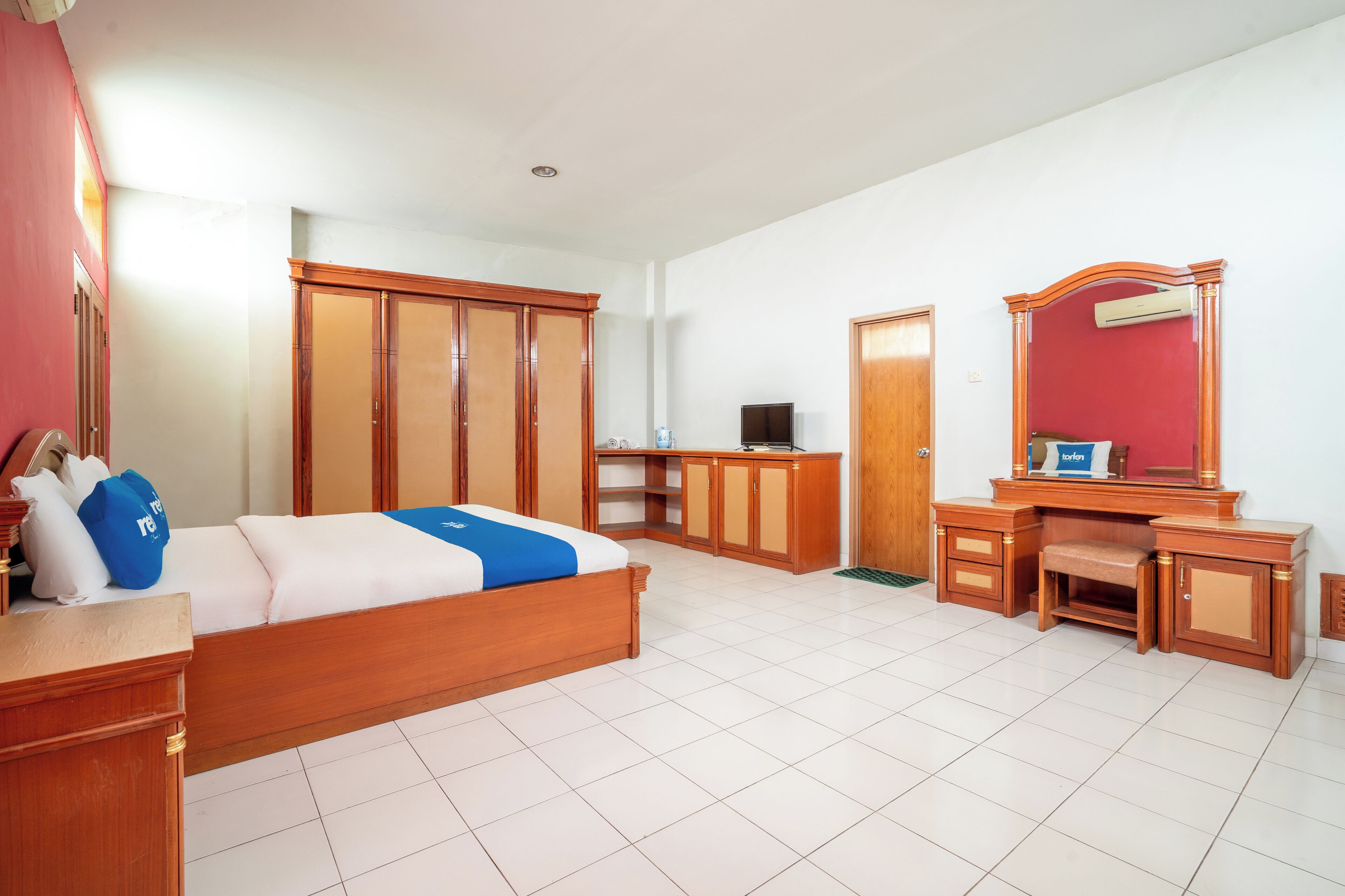 Studio Suite | Desk, free WiFi