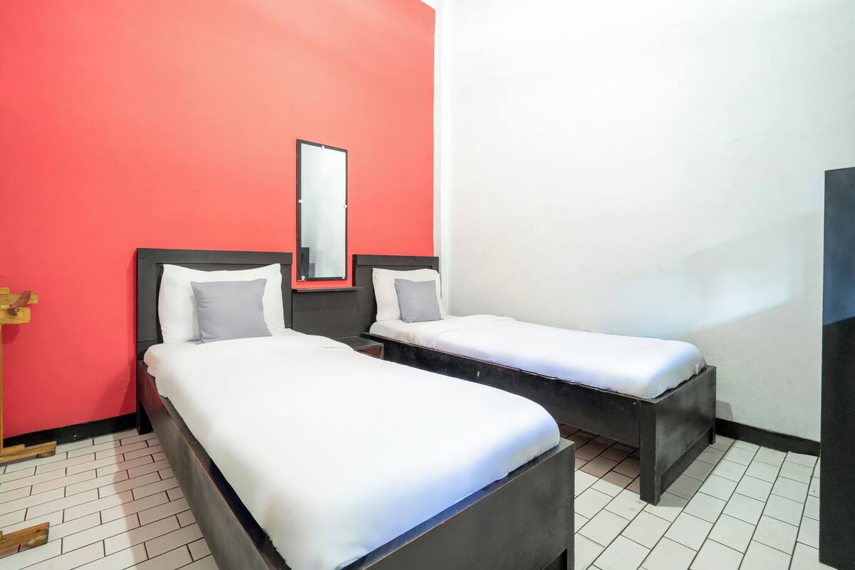 Standard Twin Room | Desk, free WiFi