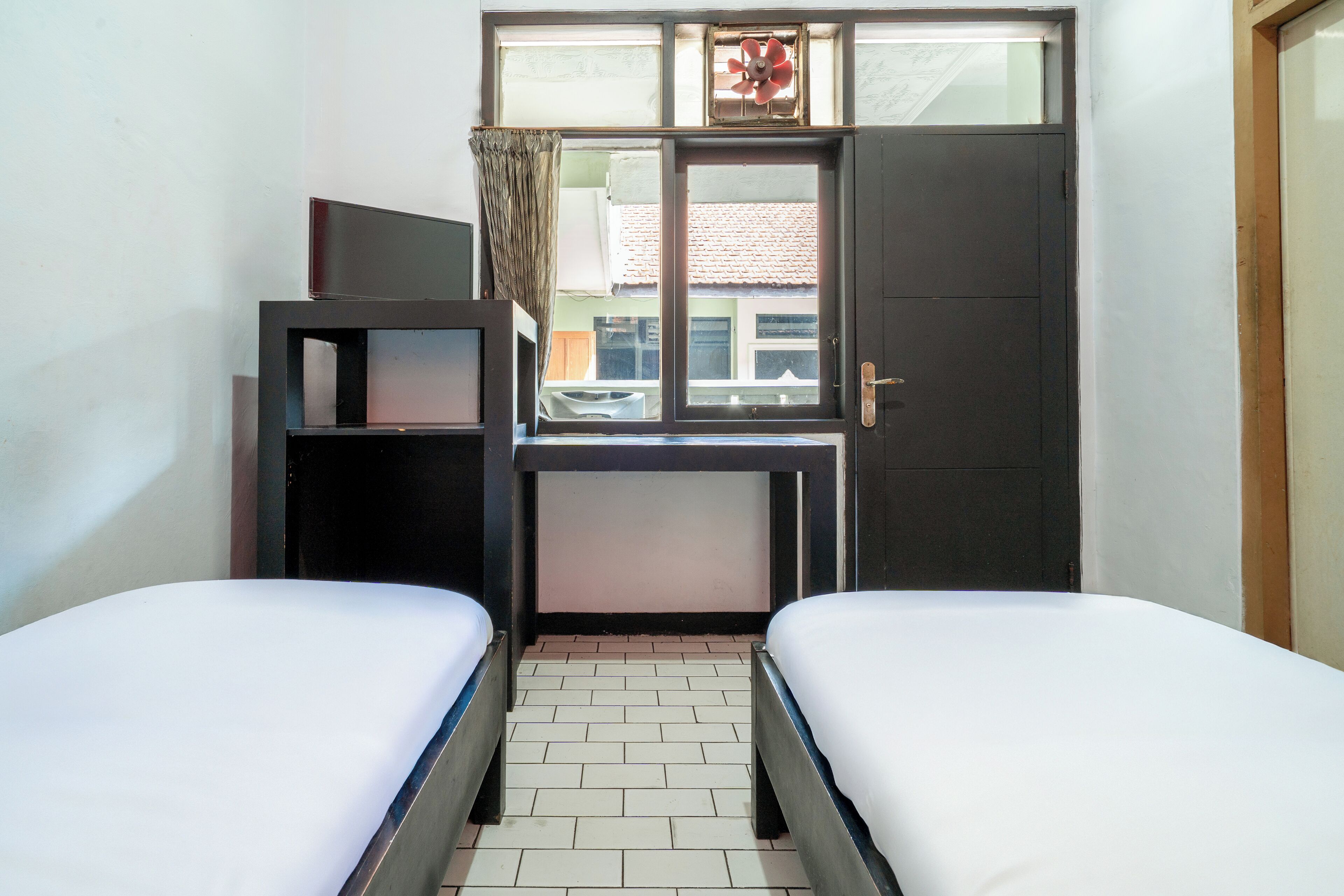 Standard Twin Room | Desk, free WiFi