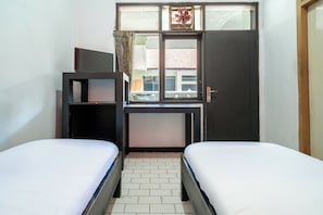 Habitación estándar con 2 camas individuales | Escritorio y wifi gratis