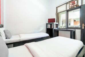 Standard Twin Room | Bathroom | Separate tub and shower, towels