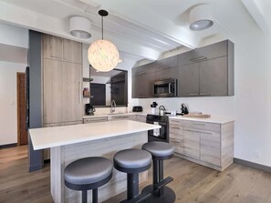 Appartamento, 3 camere da letto, balcone, vista montagna | Cucina privata | Frigorifero, microonde, forno, piano cottura