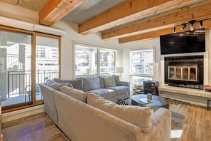 Appartement, 2 chambres, balcon, vue sur la montagne | Aire de séjour | Foyer