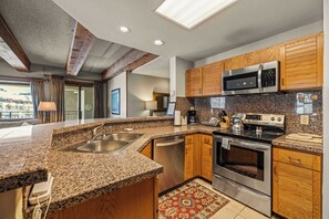 Lejlighed - balkon - bjergudsigt | Privat køkken | Køleskab, mikrobølgeovn, ovn, kogeplade