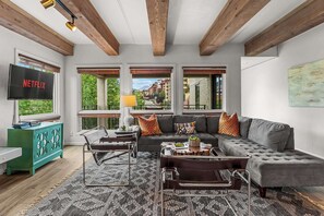 Appartamento, 3 camere da letto, balcone, vista montagna | Area soggiorno | TV, caminetto