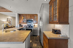 Apartment, Resort View, Mountainside No Resort Fee | Private kitchen | Fridge, microwave, oven, stovetop - The Plaza Crested Butte (Crested Butte)
