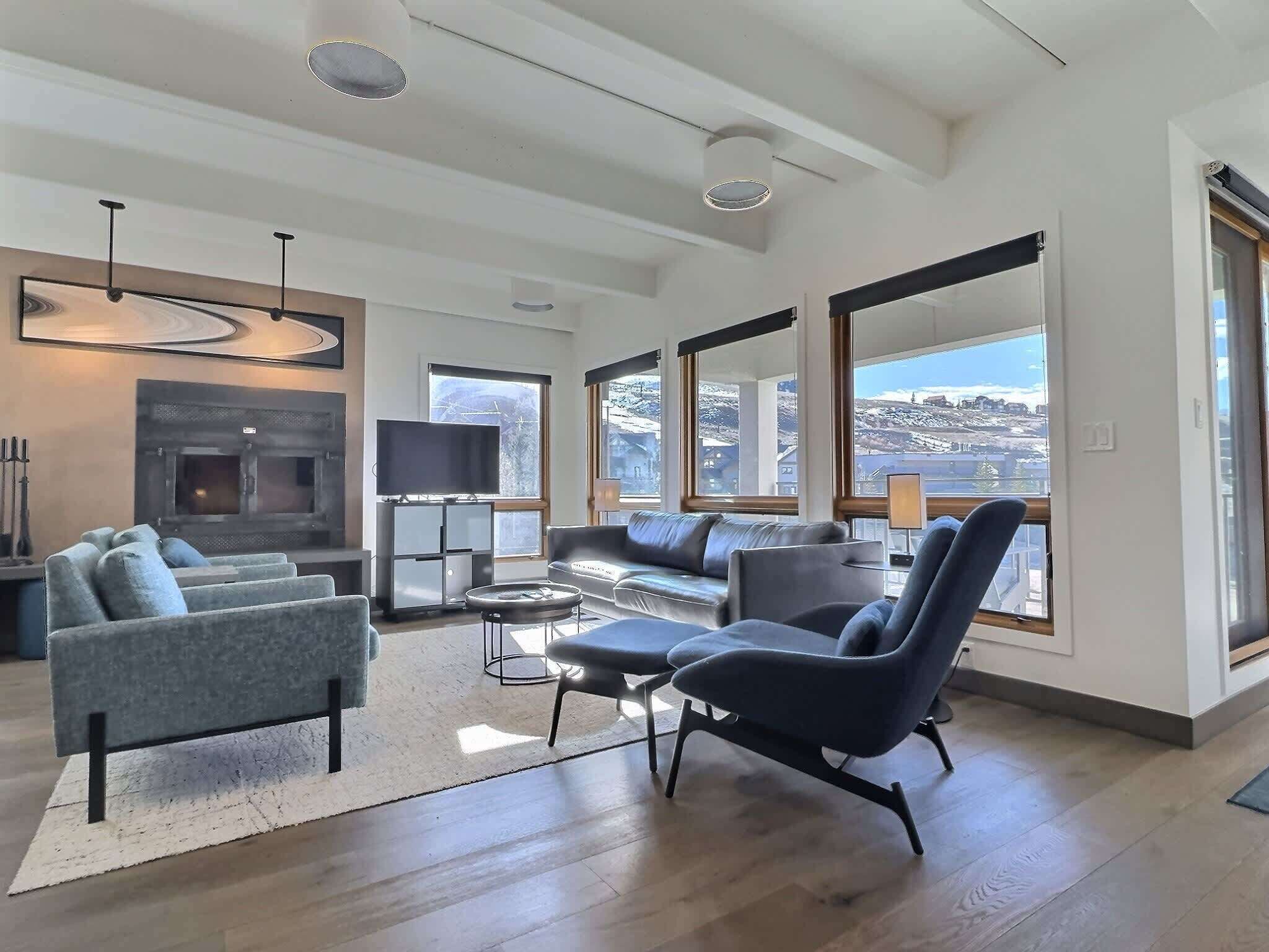 Apartamento, 3 quartos, sacada, vista para a montanha | Área de estar | TV, lareira