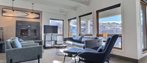 Leilighet, 3 soverom, balkong, fjellutsikt | Oppholdsområde | TV og peis