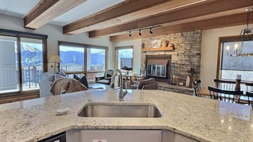 Leilighet, 2 soverom, balkong, fjellutsikt | Eget kjøkken | Kjøleskap, mikrobølgeovn, ovn og kokeplater