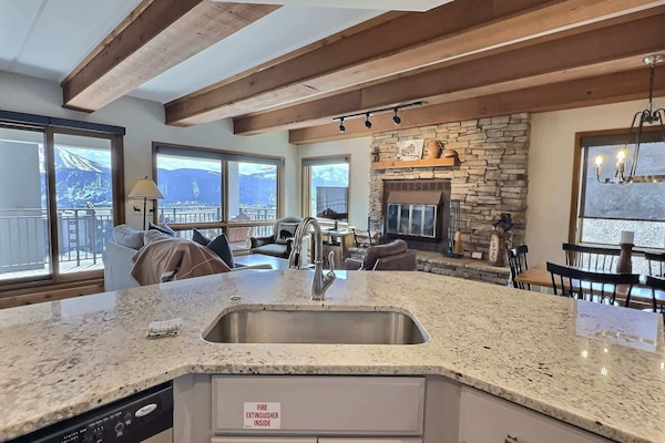Deluxe Apartment, 2 Bedroom, Mountain View, No Resort Fee | Private kitchen | Fridge, microwave, oven, stovetop