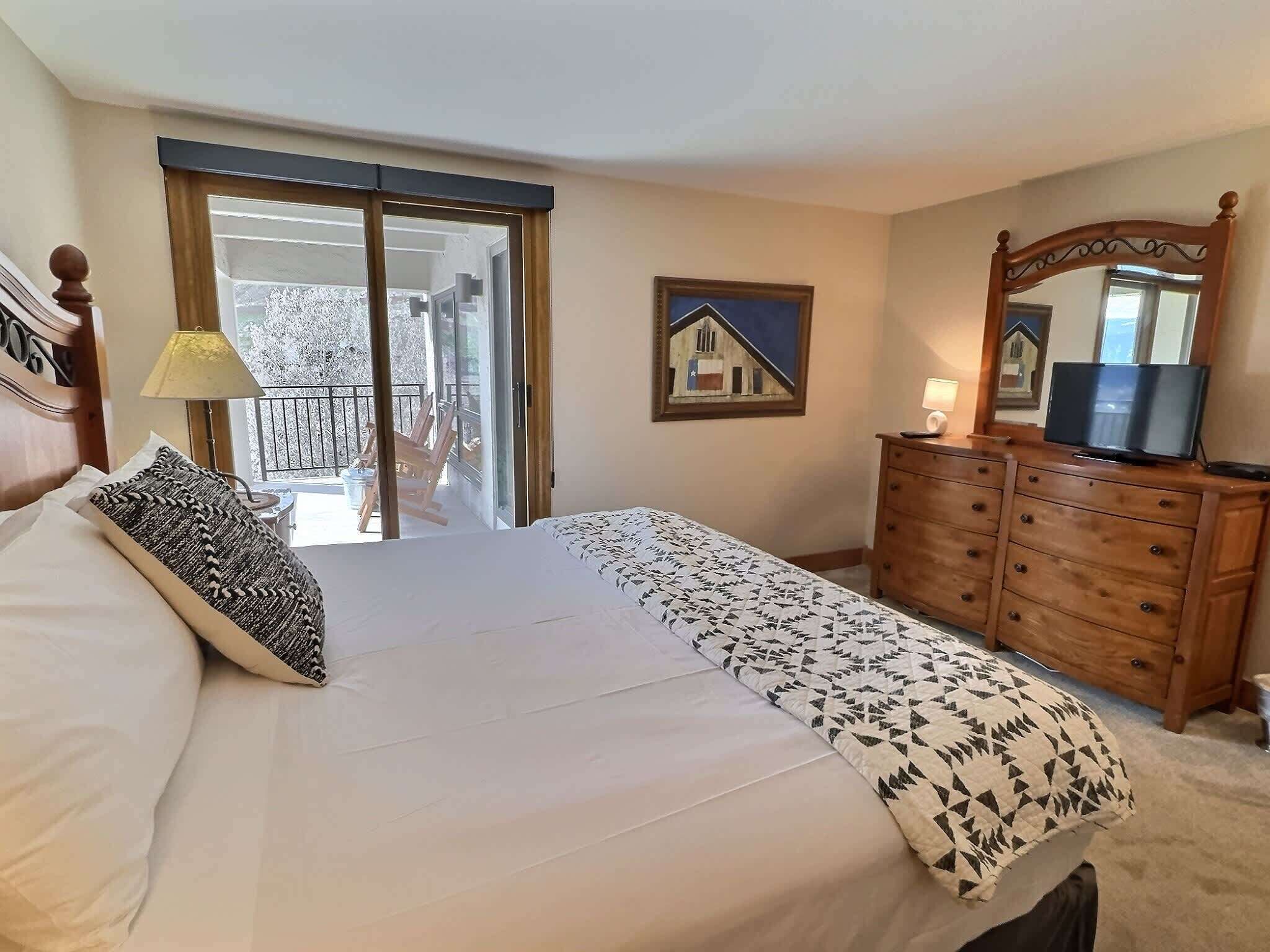 Appartamento, 2 camere da letto, balcone, vista montagna | Con stile personalizzato, con arredamento individuale, una scrivania