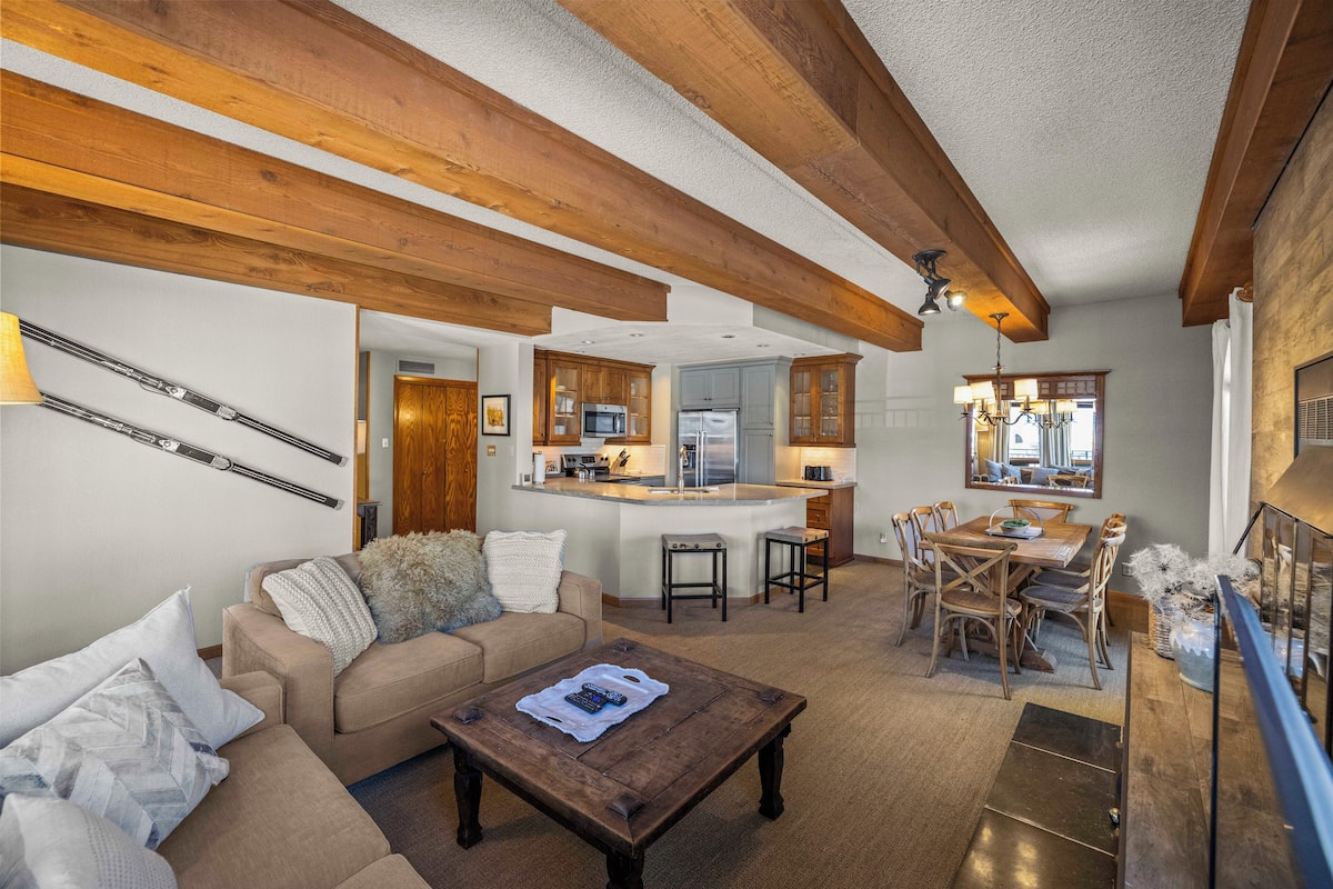 Apartment, Resort View, Mountainside No Resort Fee | Living area | Fireplace