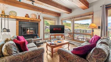 Apartment, 2 Bedroom, No Resort Fee | Living area