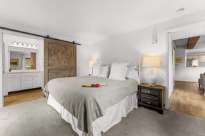 Deluxe Apartment, 3 Bedroom, Mountainside, No Resort Fee | Individually decorated, individually furnished, desk, laptop workspace - The Plaza Crested Butte (Crested Butte)
