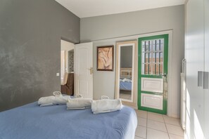 Tabla de planchar con plancha, wifi, ropa de cama