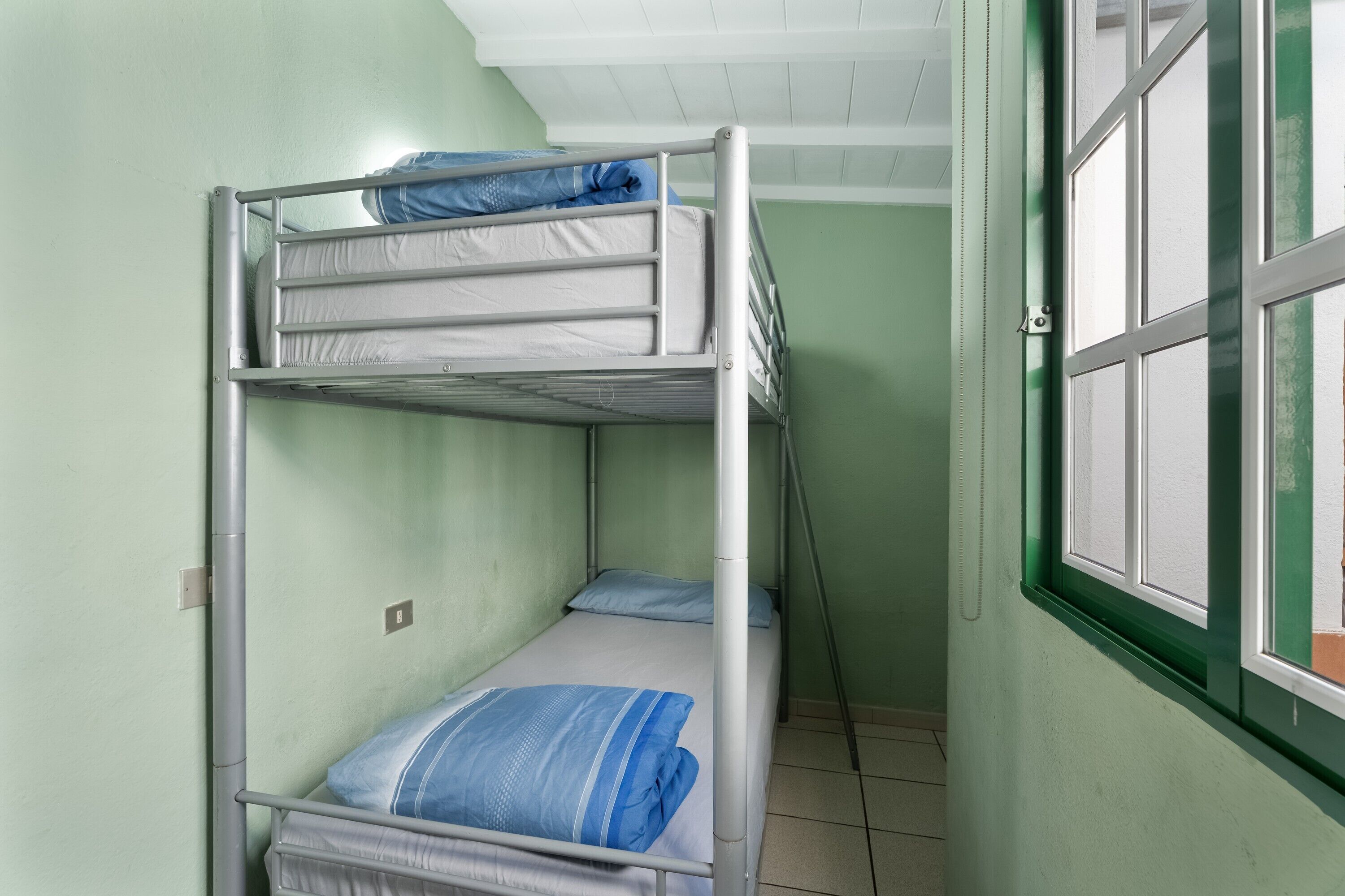 Tabla de planchar con plancha, wifi y ropa de cama 