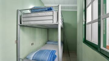 Een strijkplank/strijkijzer, wifi, beddengoed